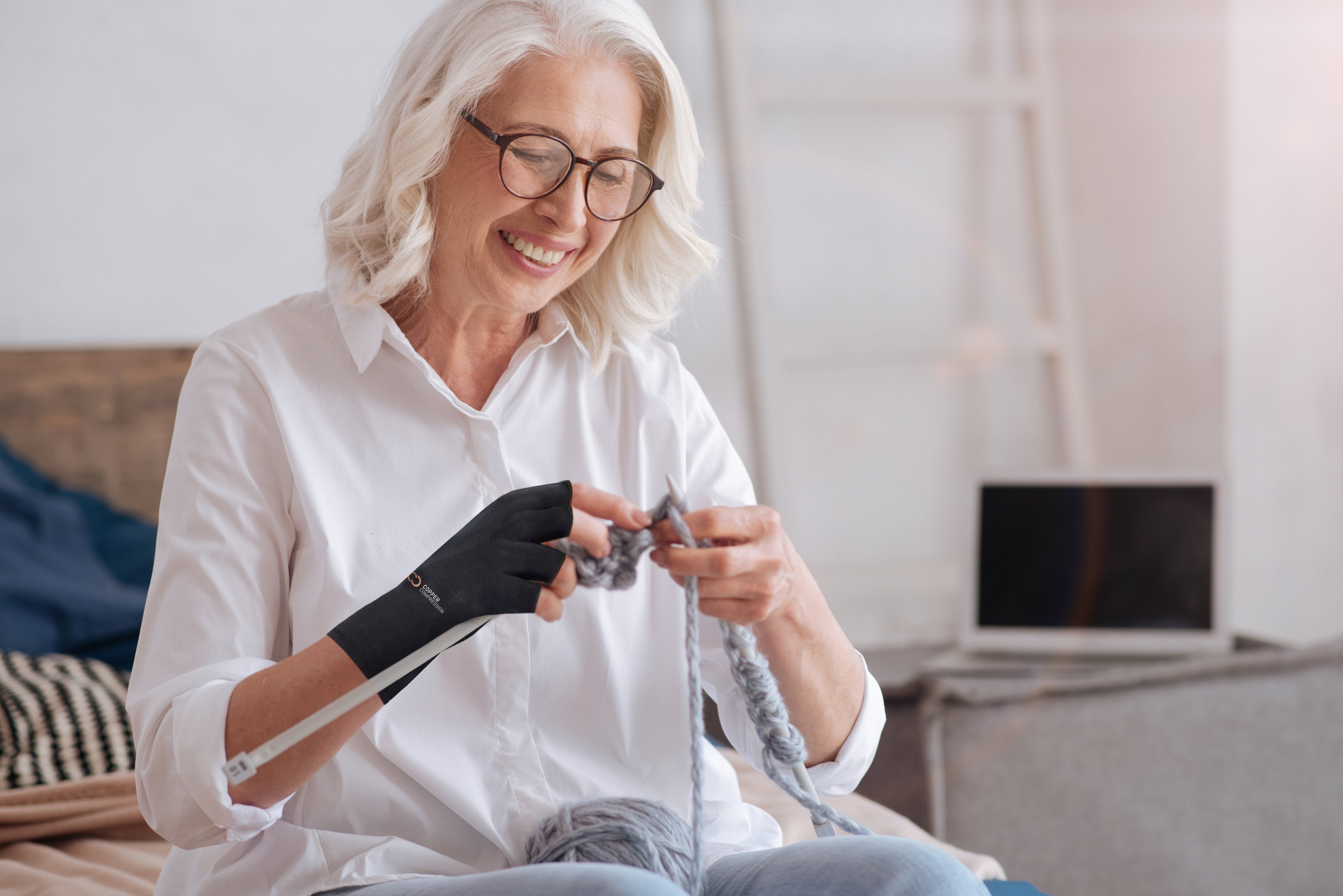 Half Finger Compression Gloves | MagnaReady - view 6